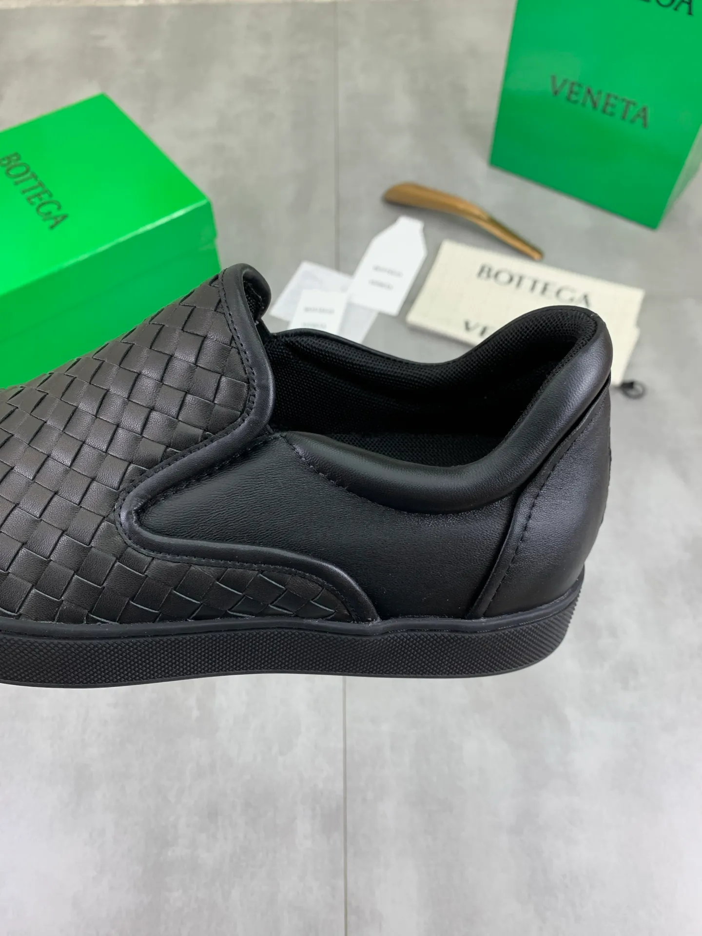 Factory price P720 💰Top quality💎💎💎 BOTTEGA VENETA official website synchronous couple👫The latest top version of the highest version of BV high-top casual shoes in the market, accept material comparison, shoe type comparison, process comparison, practical and textured, versatile, suitable for any occasion, the more you look at it, the more flavorful it becomes. Pure hand-woven craftsmanship - upper material, imported original woven calfskin - high-quality water-dyed cowhide inside - original private model customized outsole -Size: male 39-44 (customized 38 45 46) female 35-39 (customized 34 40 41) Comes with original BV green box, complete packaging.